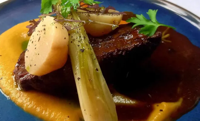 Paleron cuit 10h à basse température et son velouté de pot au feu, sauce bourguignonne et légumes confit au beurre