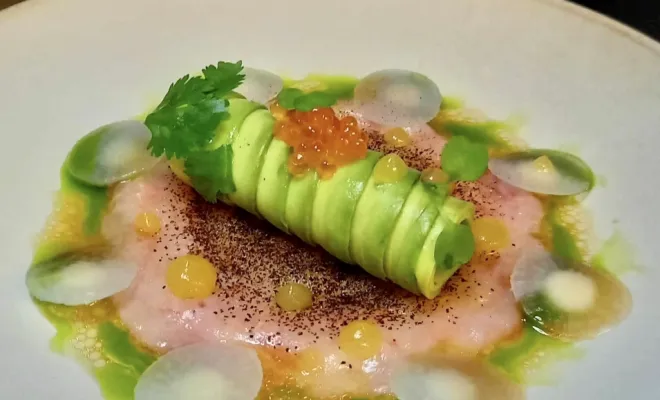 Carpaccio de langoustines sur sa purée de céleri rave à la vanille, radis bluemeat, poudre de citron noir, rouleau d'avocat et vinaigrette asiatique 